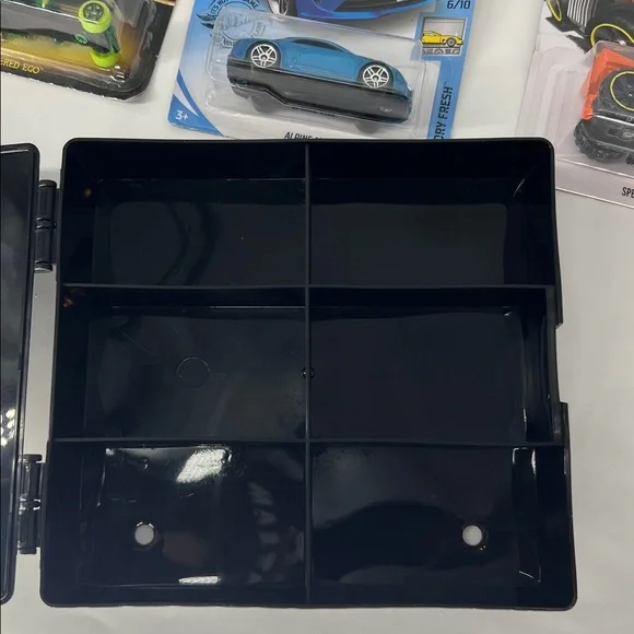 Hot wheels lot of 6 cars and case - Picture 5 of 5